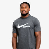 NIKE STRENGTH MEN'S TEE CHARCOAL/WHITE