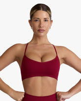 SUPER SCULPT SEAMLESS CROSS-BACK SPORTS BRA IN BURGUNDY