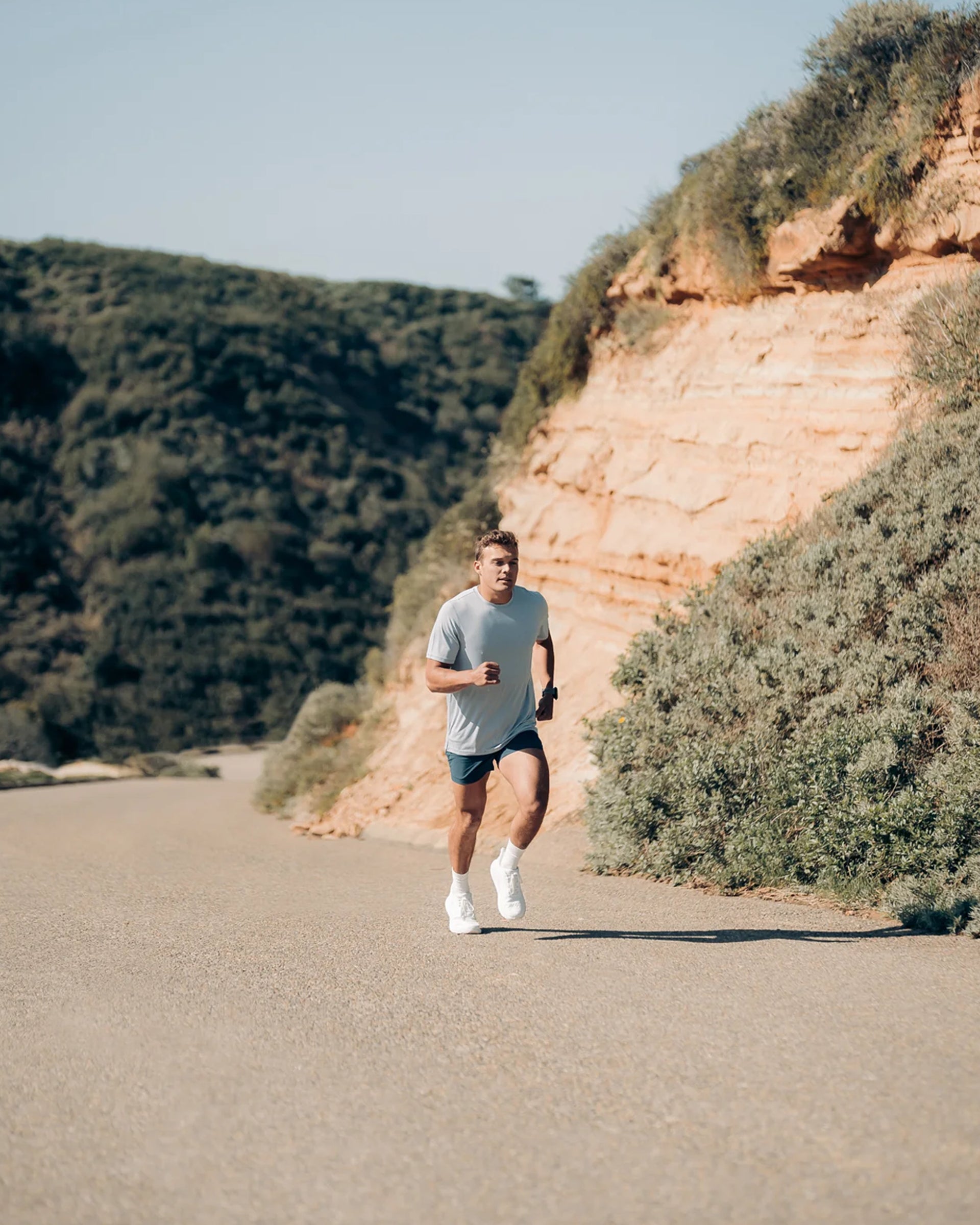 WHILE ON EARTH MEN'S PATHWAY RUNNING SHORT 5" MIDNIGHT