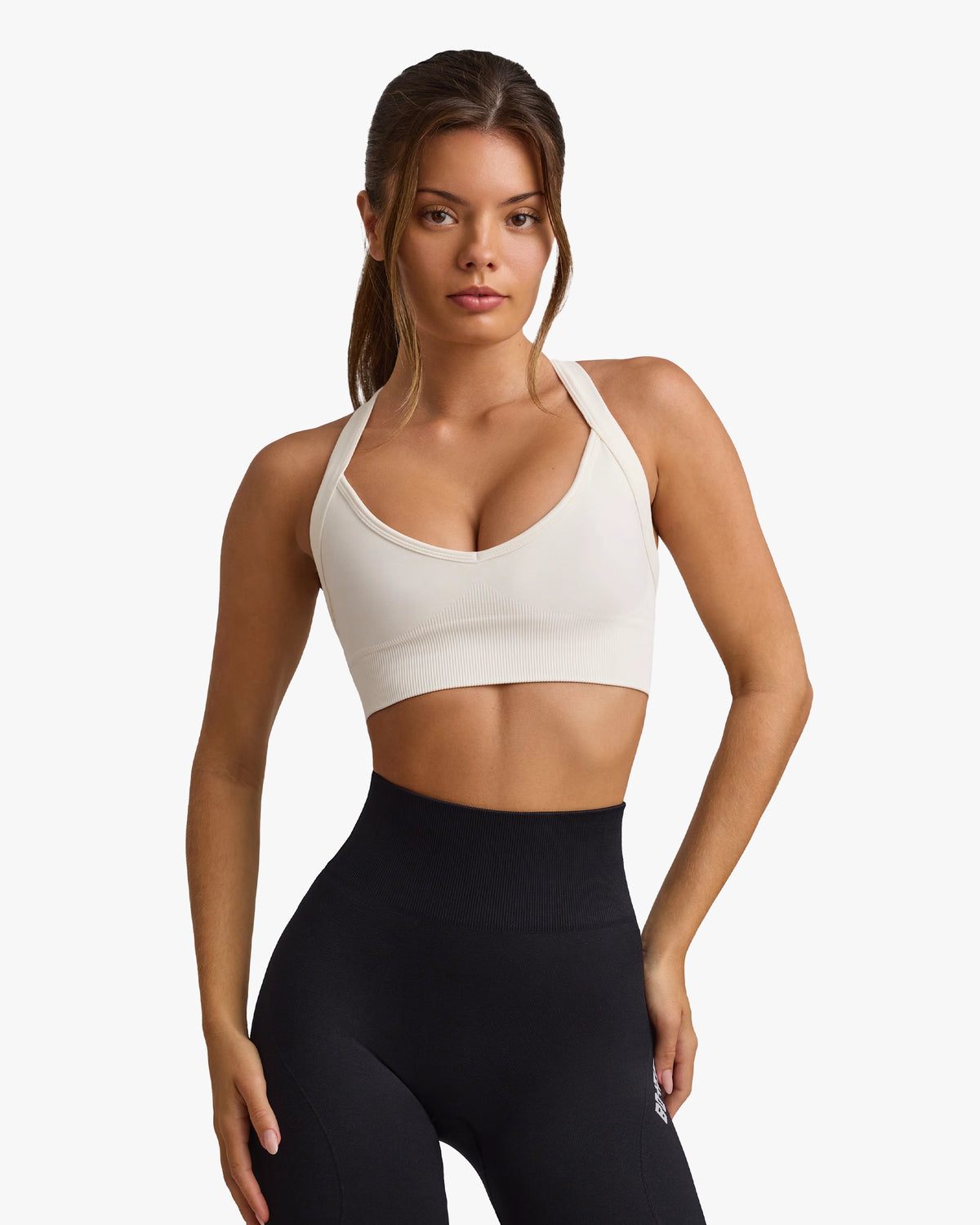 SUPER SCULPT SEAMLESS CROSS-BACK SPORTS BRA IN WHITE